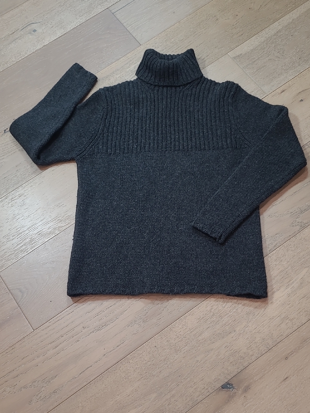 EUC GAP Sweater Men's sz S Charcoal Grey Lambswool Turtleneck Knit Sweater